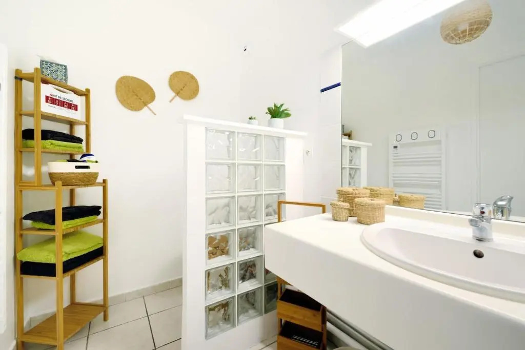 Voir la photo 2 — T2 cosy proche du centre-ville avec garage inclus