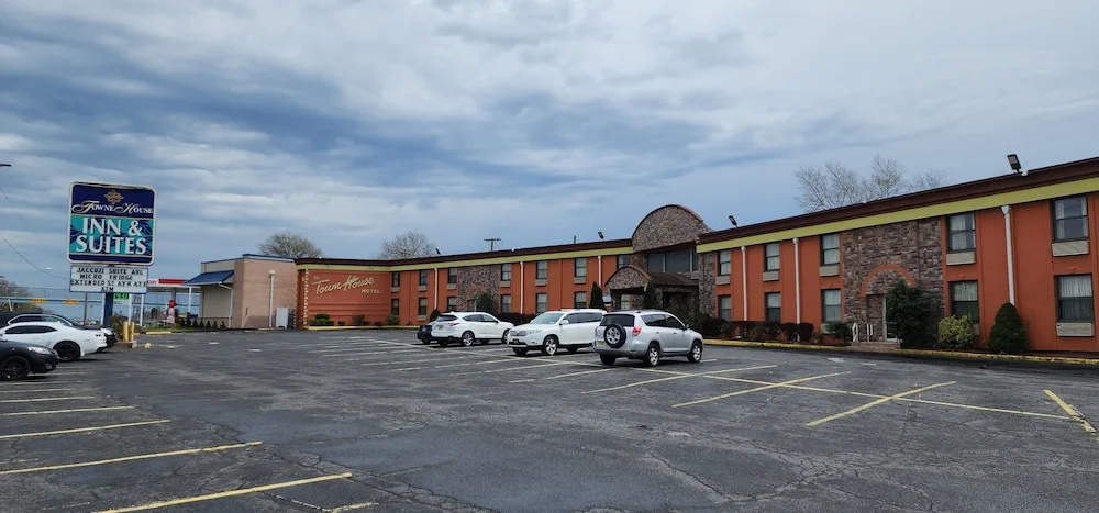 Townhouse Inn & Suites — фото