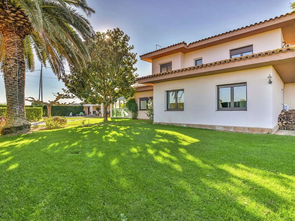 Beautiful Detached Holiday Home With Swimming Pool and Garden Near the Coast