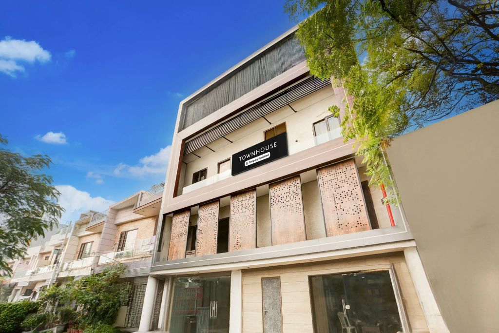 Townhouse by OYO Haibowal Chowk Near DMC