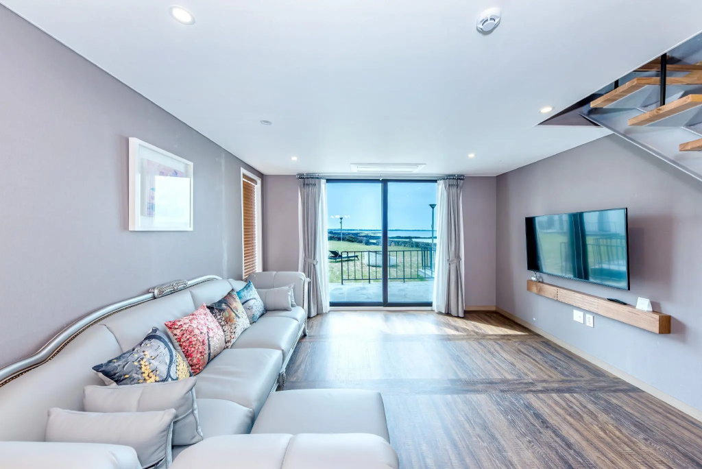 Premium Double room with balcony and beachfront (twin beds)