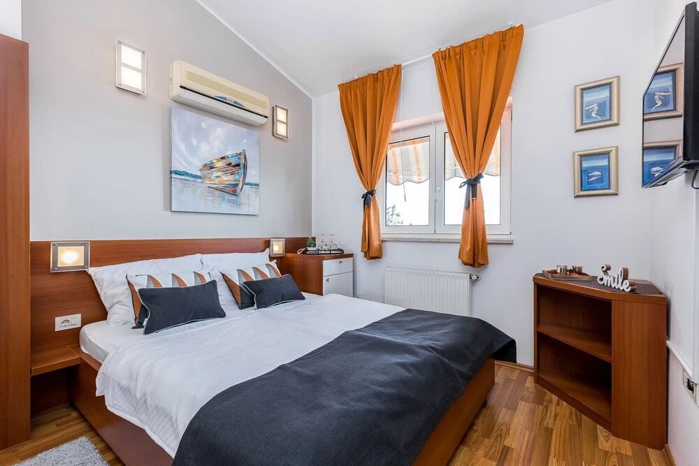 Standard Double room with balcony (full double bed)