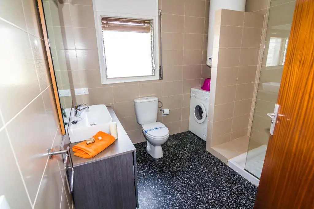 4 Bedrooms Apartment