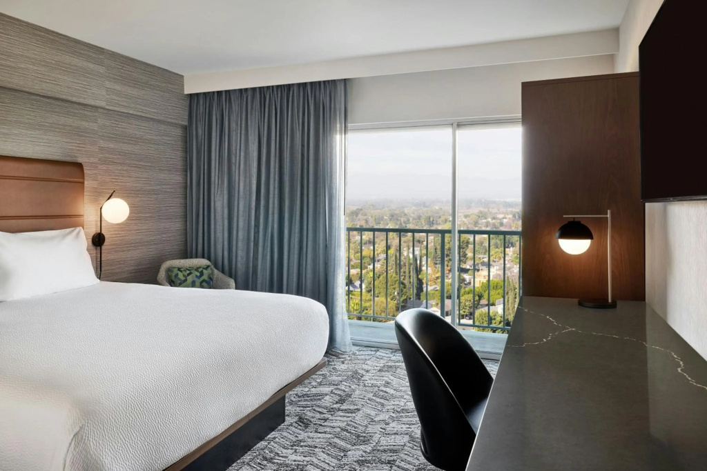 Отель Courtyard by Marriott Los Angeles - Sherman Oaks в Лос-Анджелесе