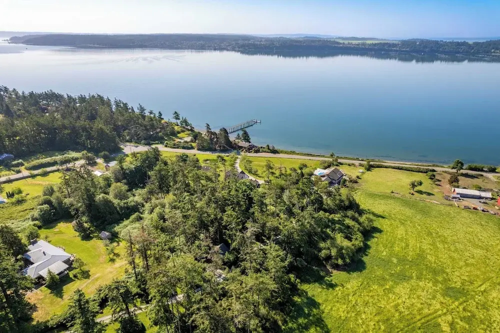 Penn Cove Overlook by Avantstay Cabin w/ Views