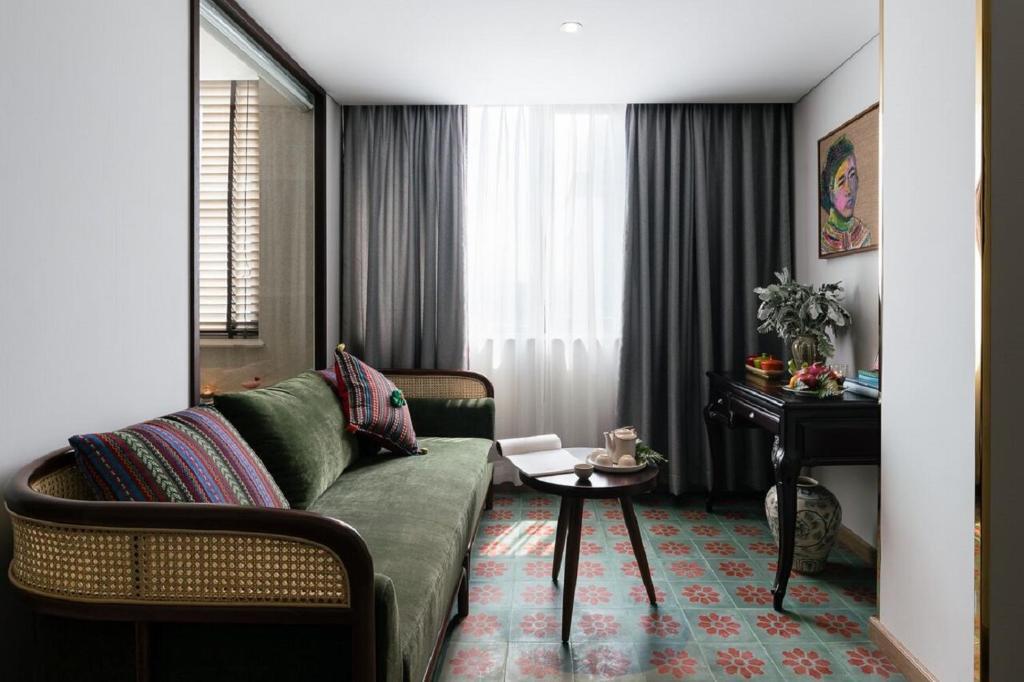 Au Lac Legend Hotel