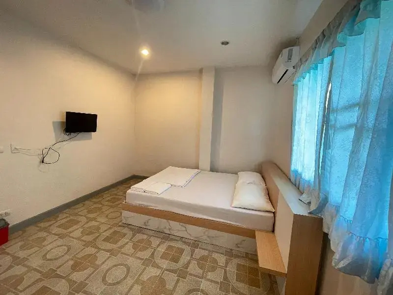 Deluxe Double room (full double bed)
