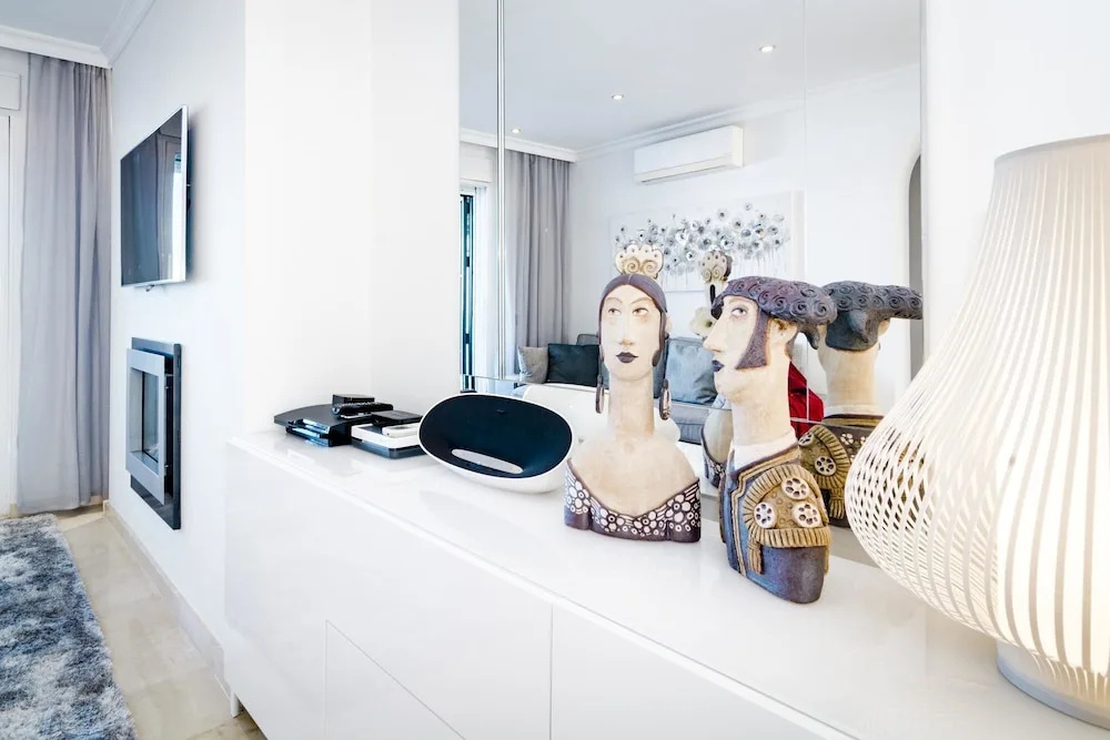 AGC28- 2 bedroom apt walking distance to beach