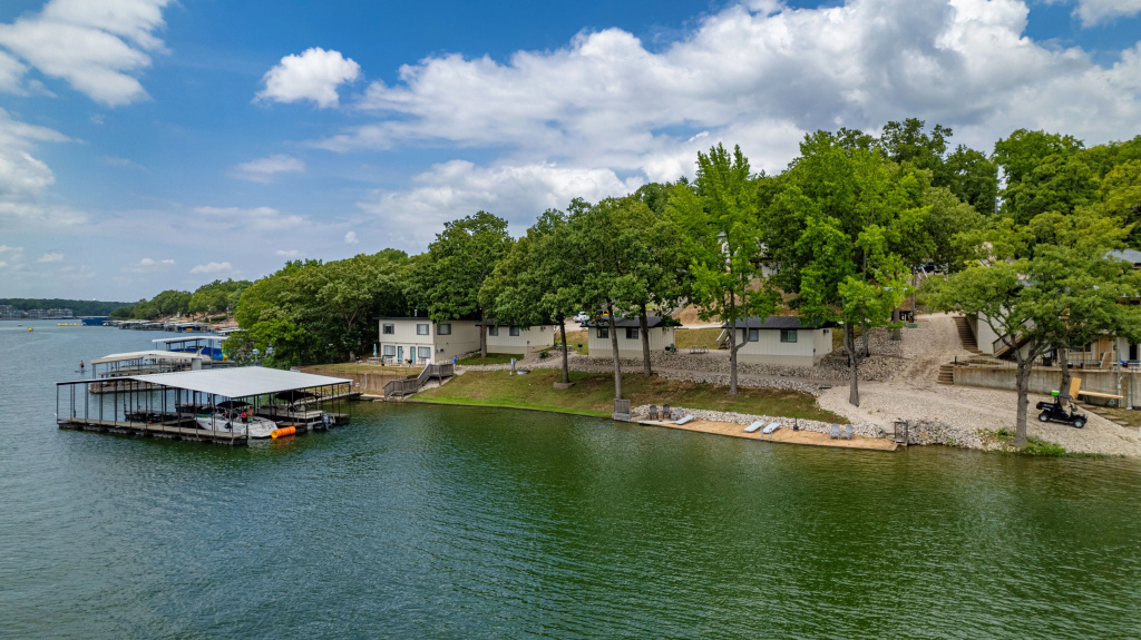 2 Bedrooms Standard room with lake view