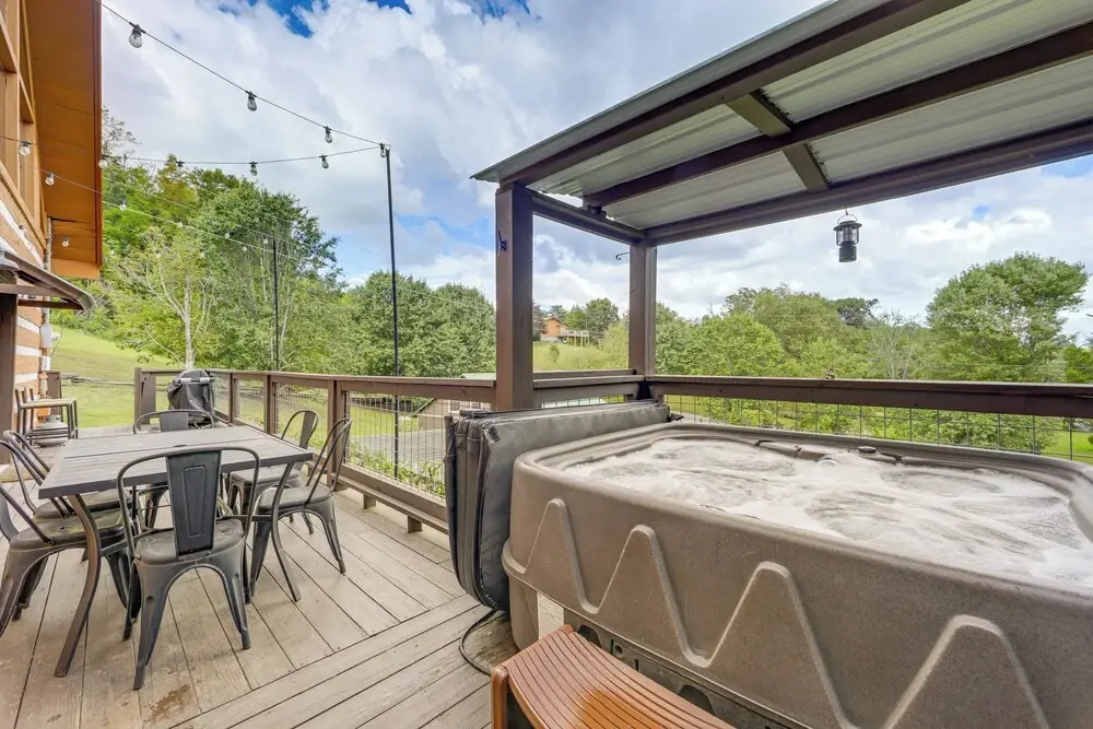 Mins to Dollywood: Boujee Bear Cabin w/ Hot Tub!