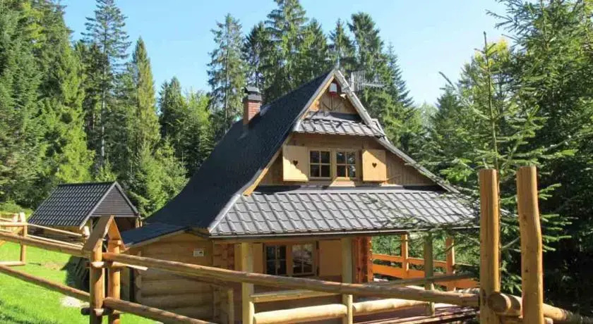 Domek drewniany w górach