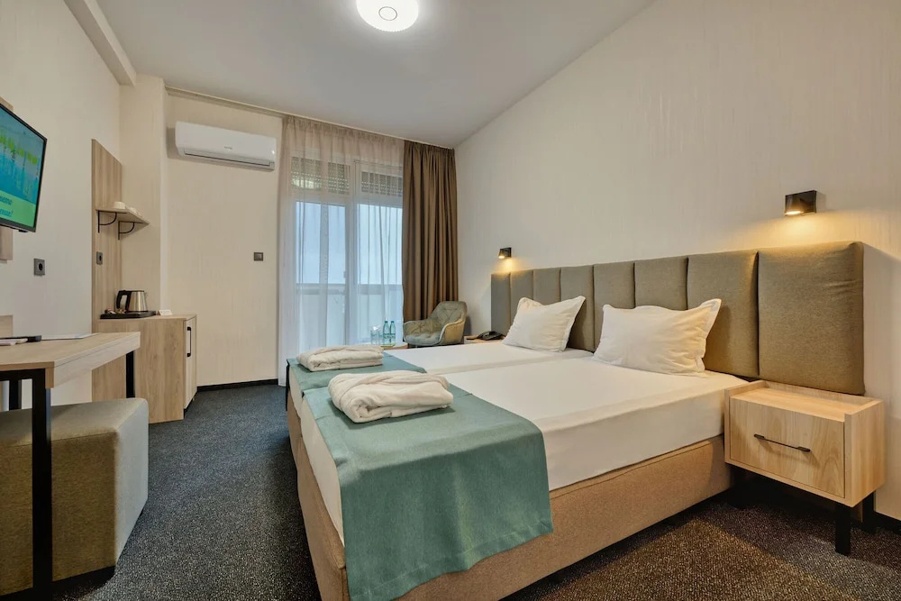 Deluxe Double room (full double bed)