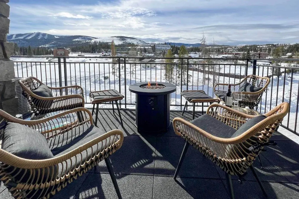 Condo w/ Mountain Views in Heart of Downtown!