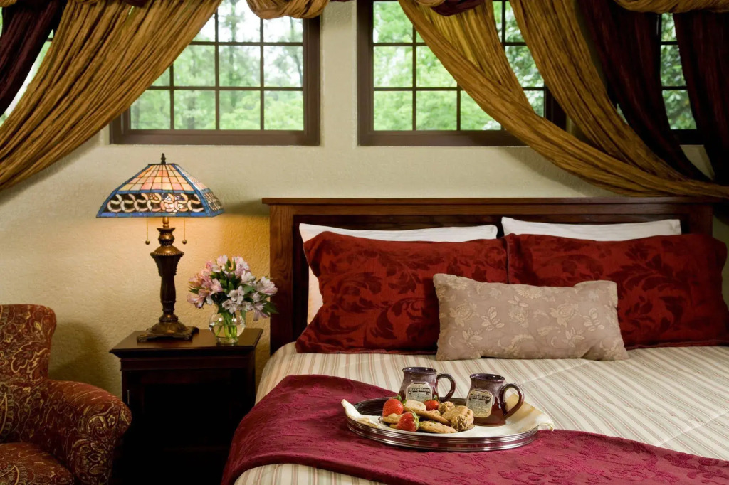 Hilltop Manor Bed and Breakfast — фото 3