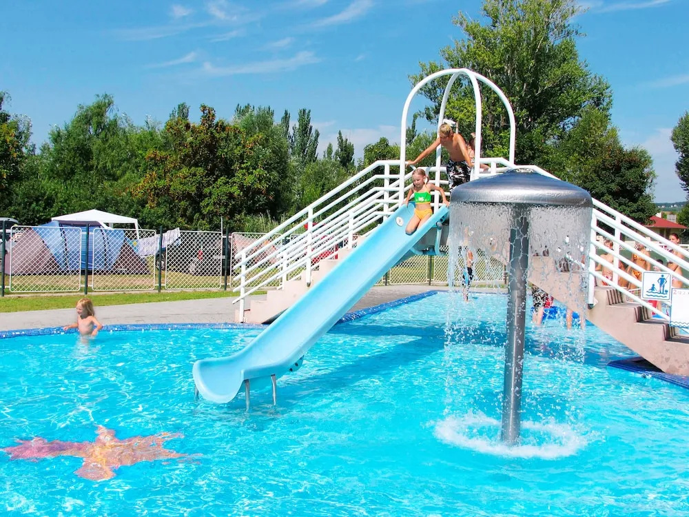 Happy Camp mobile homes in Füred Camping