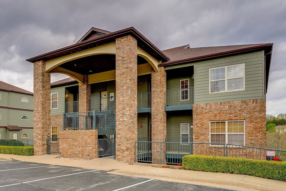 Relax Poolside! Golfers Oasis in Branson West