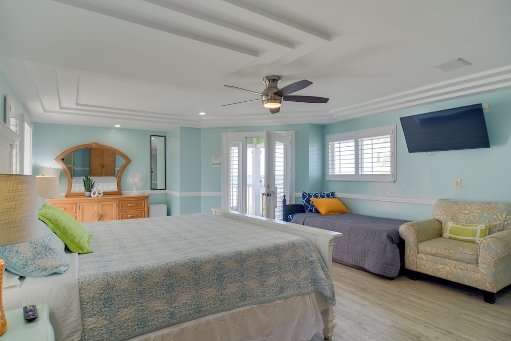 Breezy White Sands House Steps to Gulf Shore!