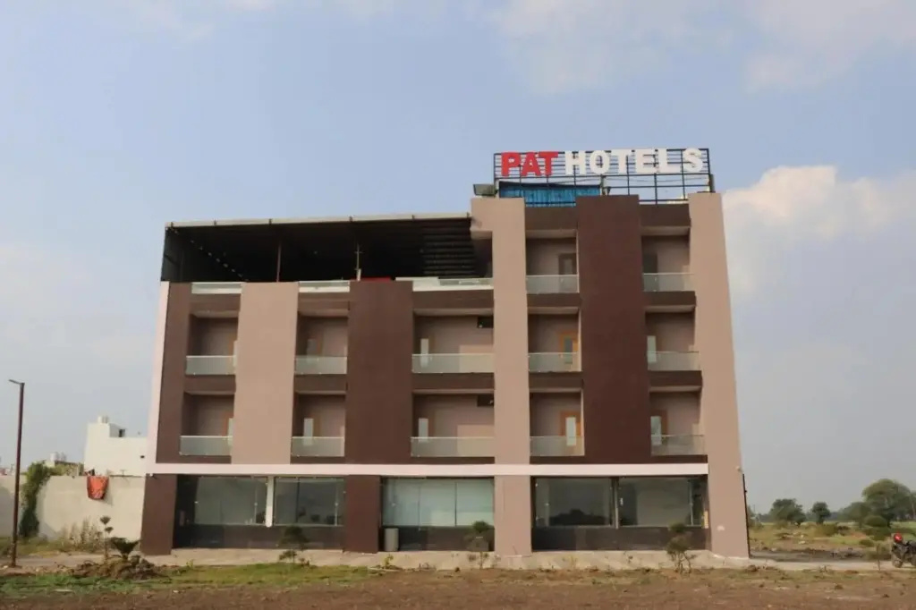 Goroomgo Pat Village Inn Indore