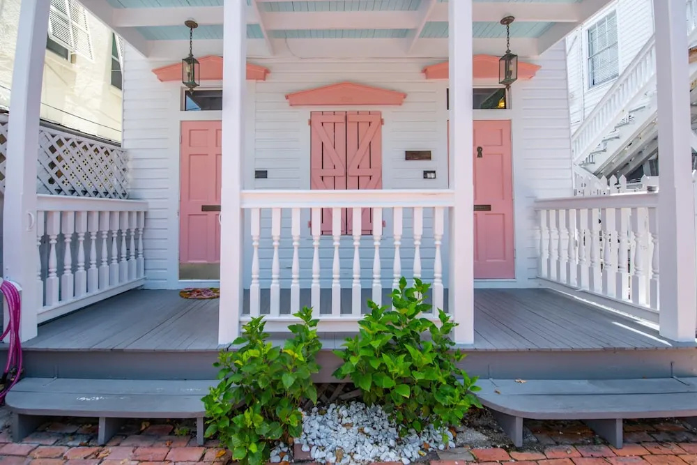 New Coastal Rose - Bright Loft With High Ceilings