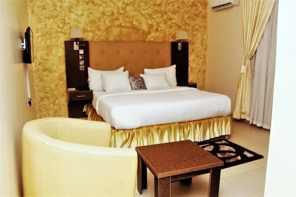 C'ron Hotels And Suites