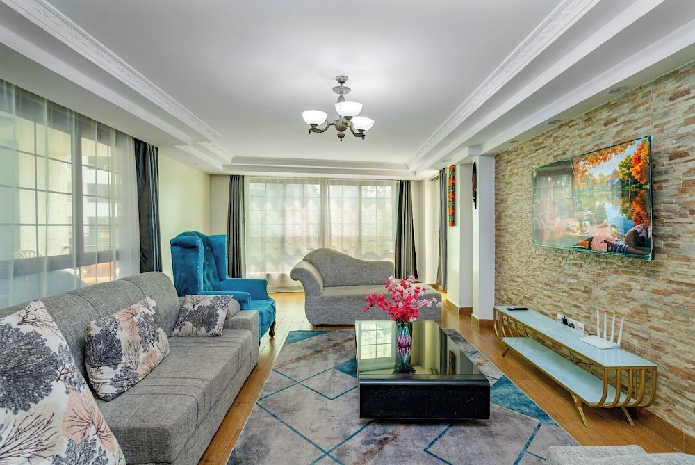 Luxury 4BR Kilimani - Rooftop Pool & Gym