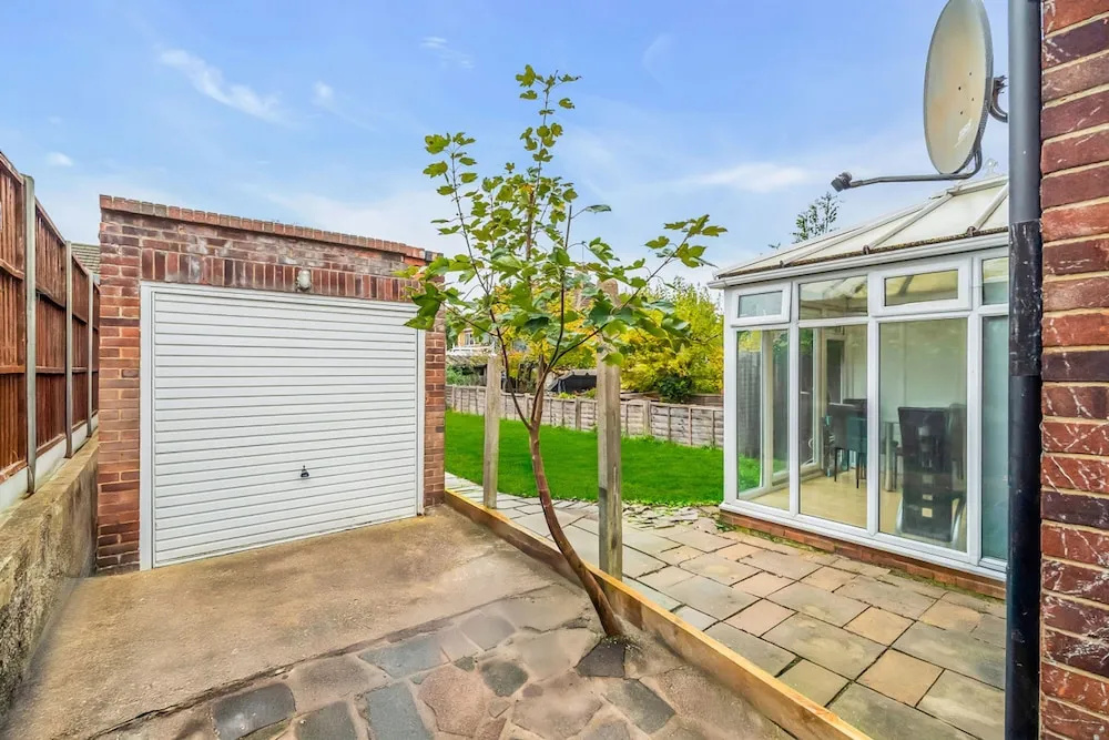 Spacious 4-bedroom Haven in Orpington Retreat
