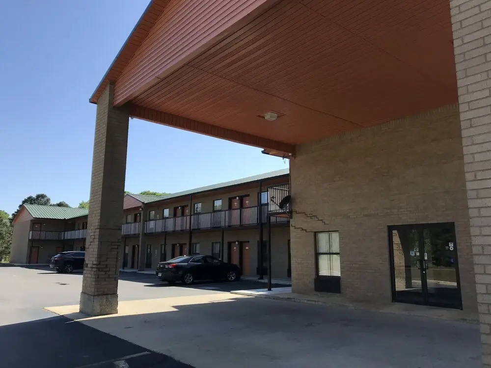 Clairmont Inn & Suites Warren
