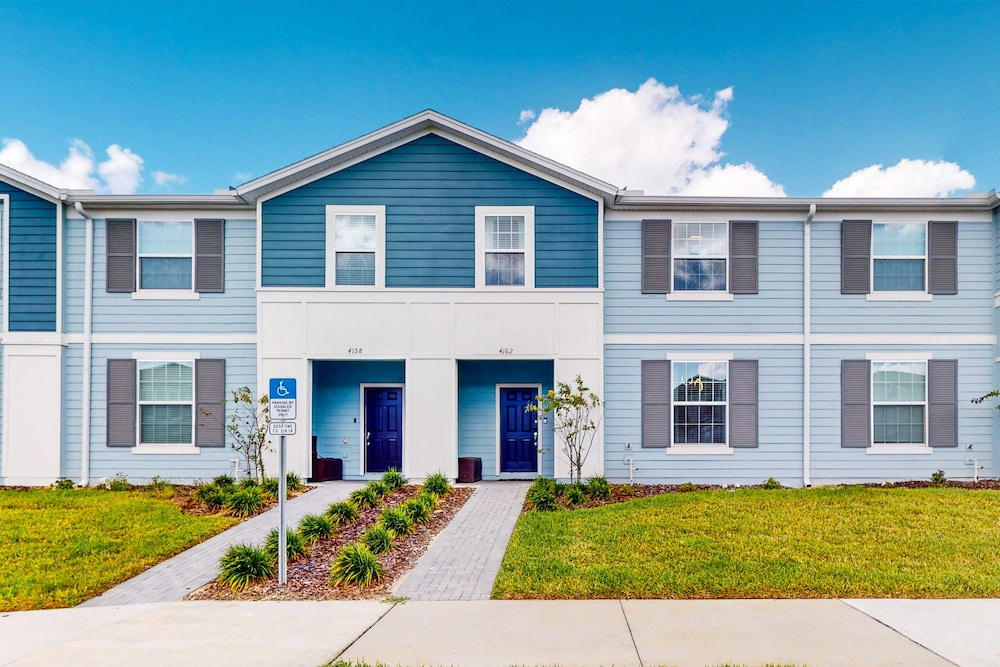 Luxury Home With Private Pool, Lanai, Shared Games Room, Central AC, & WD