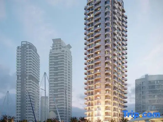 Dubai Marina Walk Gem Modern Apt with Pool & Gym access, Steps to Beach & Metro