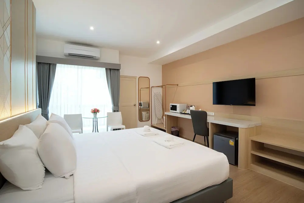 Deluxe Double room with balcony (full double bed)