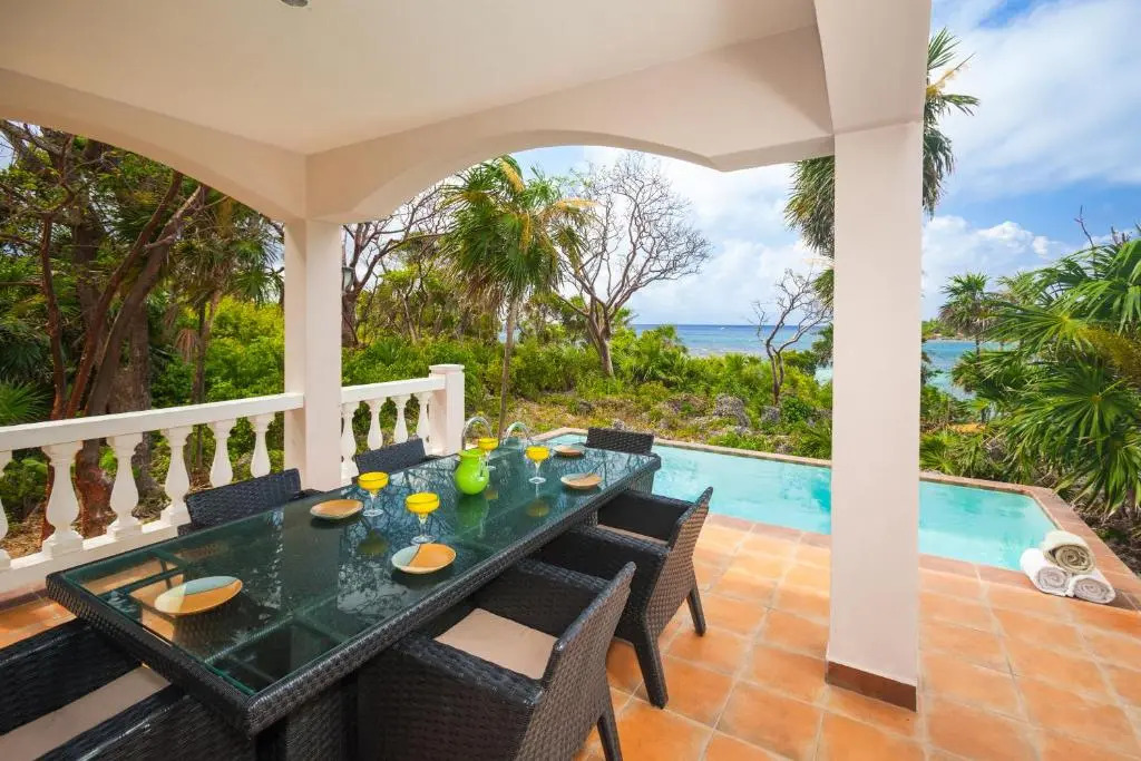 四臥室別墅,設有陽台,可俯瞰海洋景色。