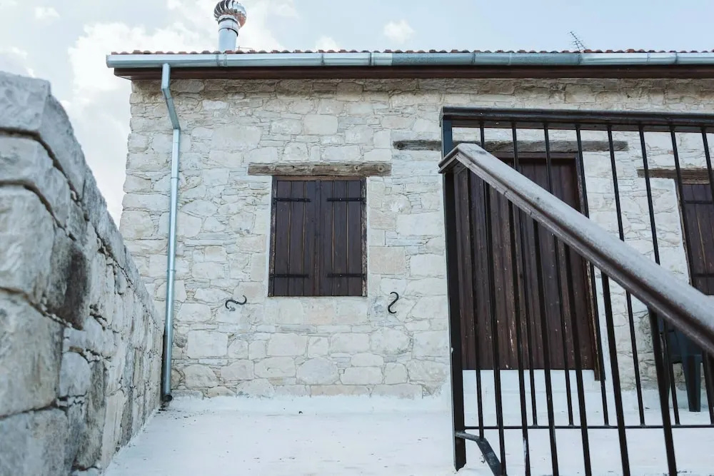 Charming 3-bedroom Cottage in Heart of Vasa Koilaniou