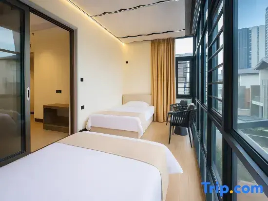 5 Bedrooms Villa