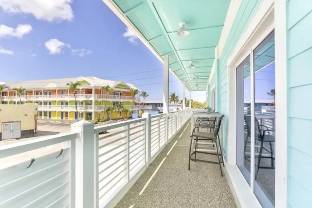 Ocean Jewel 3- Modern Cozy Loft Close to Beach and Shops
