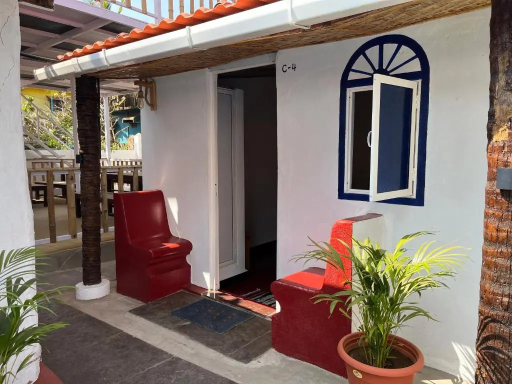 Pool Side Cottages in La Paulo's B2B in Morjim