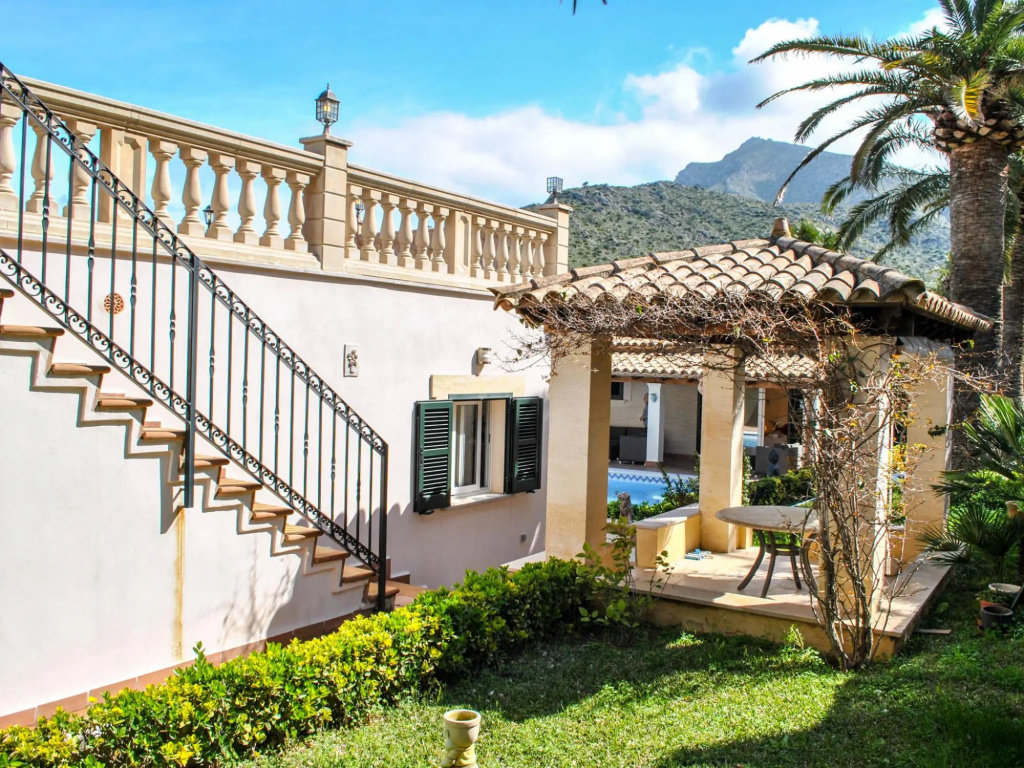 Sea-view Villa in Alcúdia with Private Pool