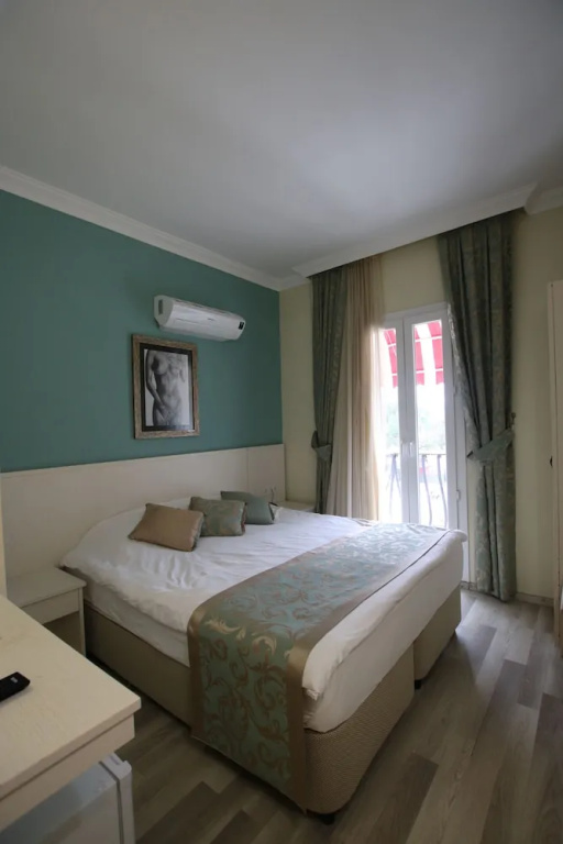 Standard Double room with partial sea view (full double bed)