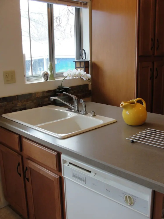 Quiet 2 Bdrm-Gourmet Kitchen-Comfy King - фото 9