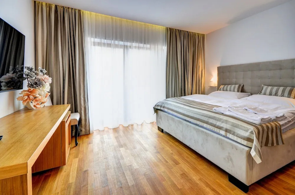 Double Suite (full double bed)