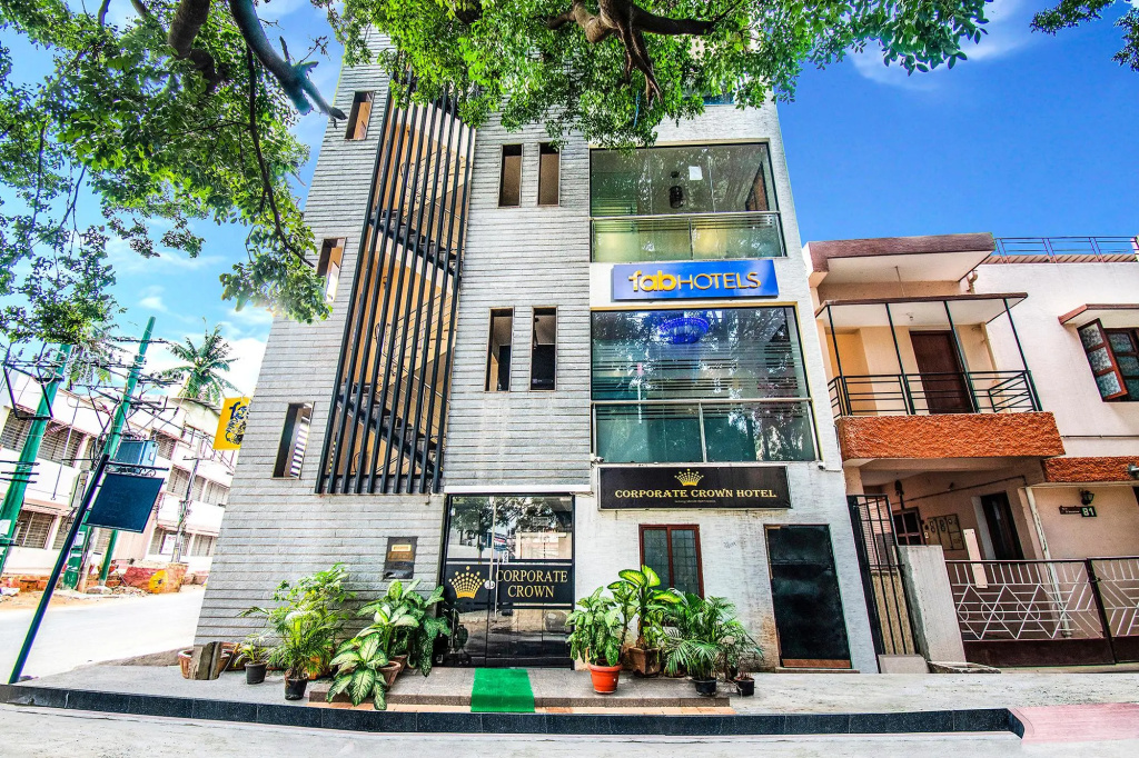 Fabhotel Corporate Crown