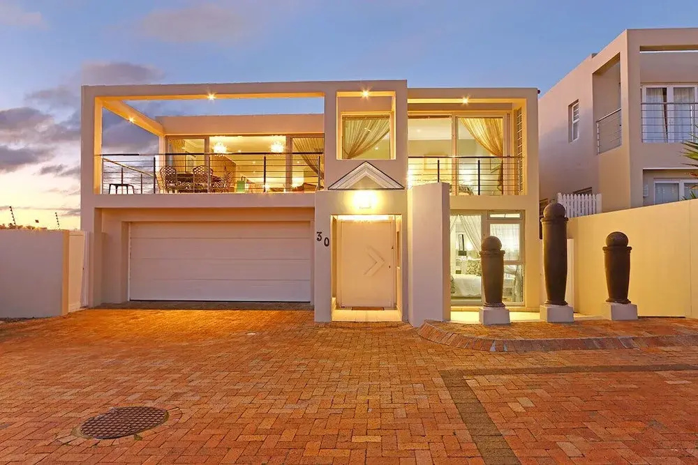 4 Bedrooms Cottage with balcony