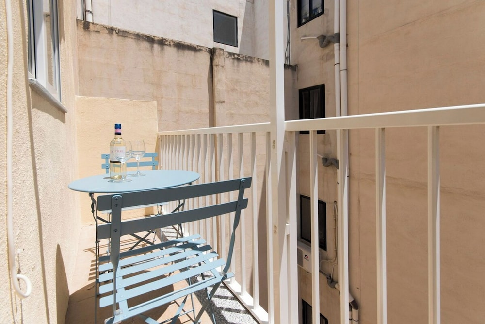 Few Minutes Walk of The Strand 1-bedroom Apartment