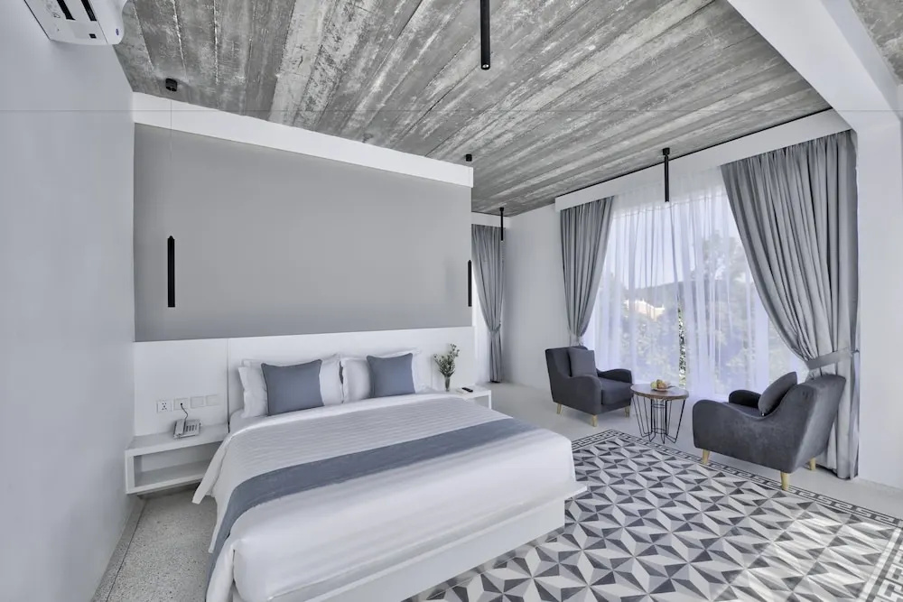 Standard Double room with pool view (full double bed)