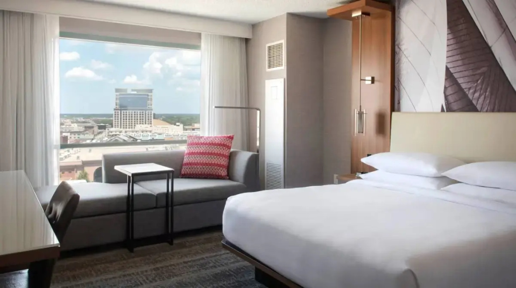 Standard Club room with city view