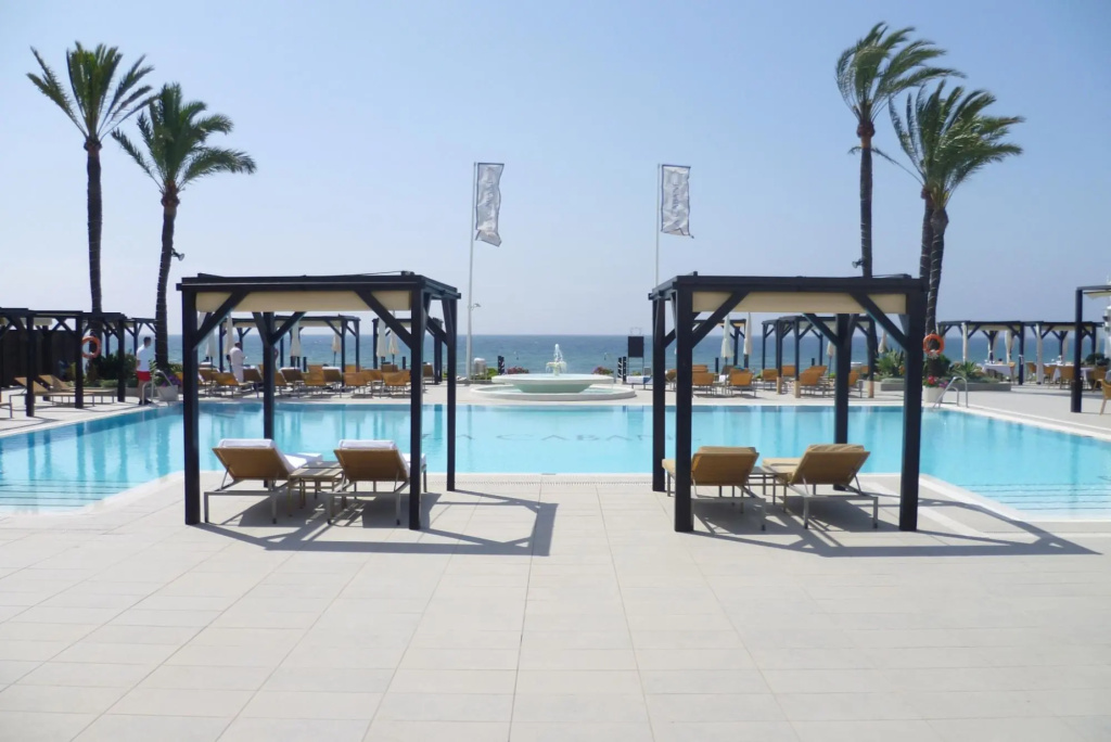 20600 - Luxurious Beachside Villa Near Marbella