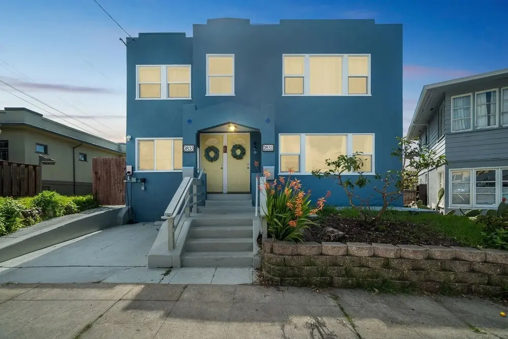Centrally Located 2 Bedrooms Walkable 2 Duplex by Redawning