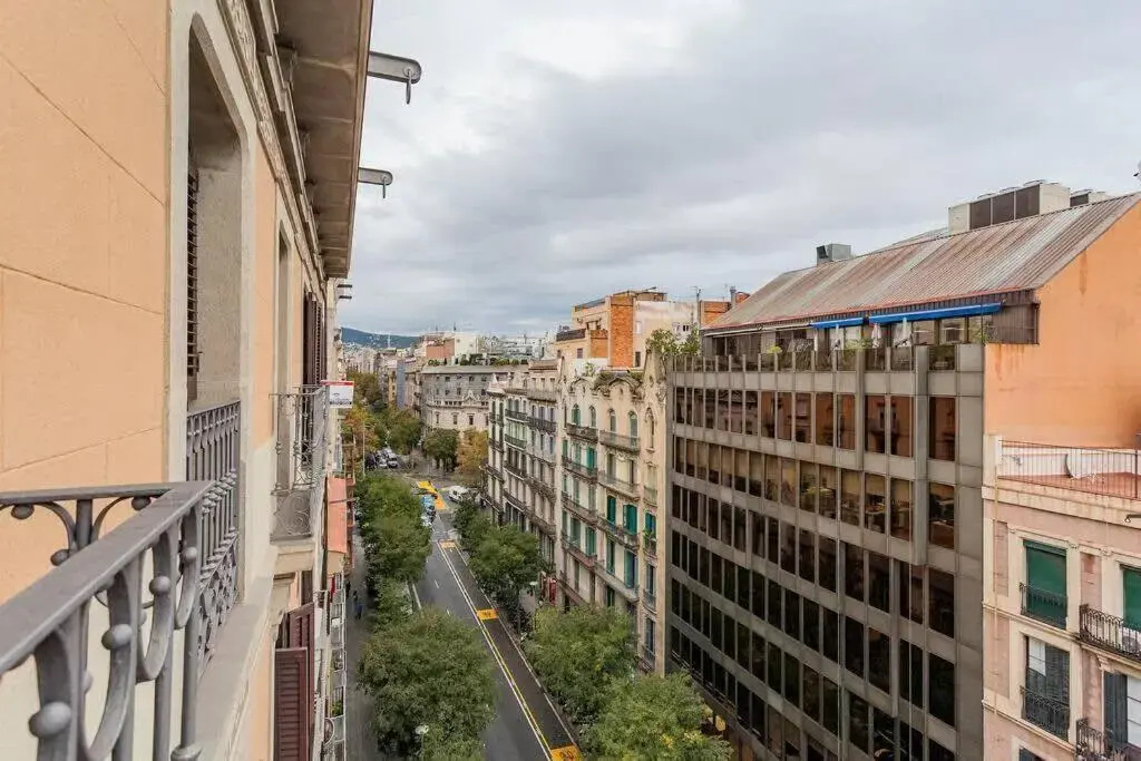Big apartment for 9 in the heart of Eixample