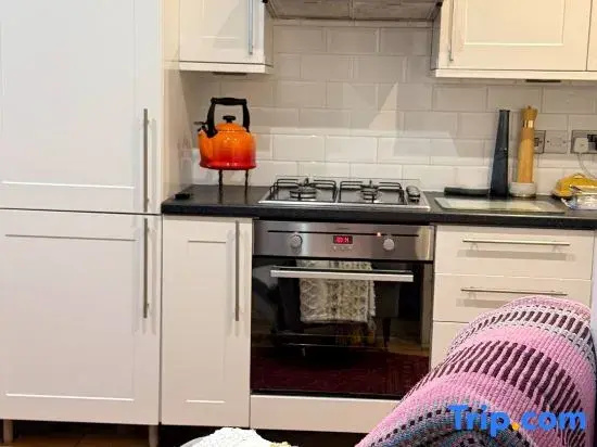 A King size Double Bedroom In In Lewisham