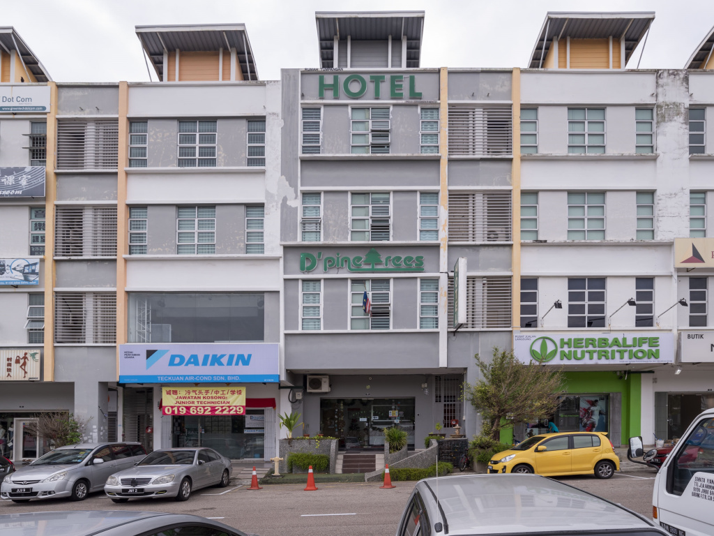 OYO 614 D'PINETREES Hotel