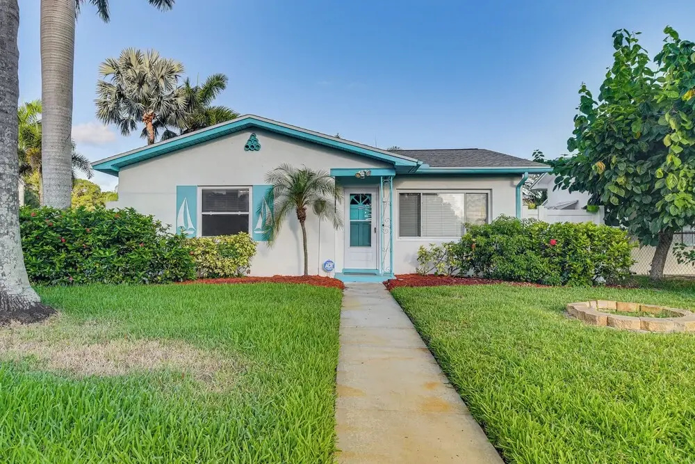 Lovely St Pete Beach Cottage, Walk to Beach & Town